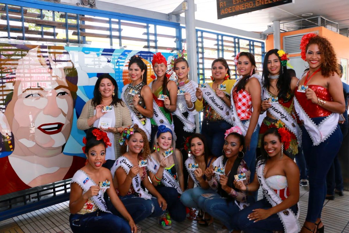Las Reinas recibieron la tarjeta conmemorativa de Transmetro dedicada a Esthercita Forero.