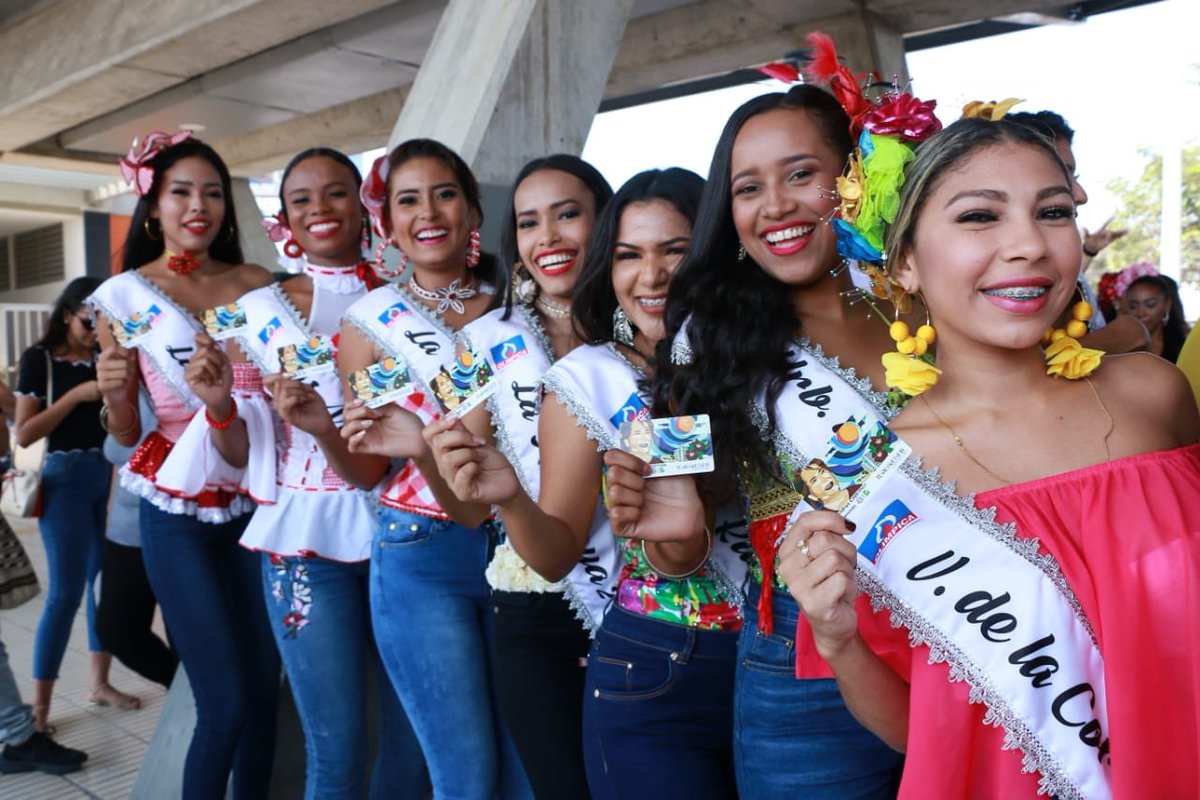 Candidatas al Reinado Popular en la Estación de Transmetro Joe Arroyo.