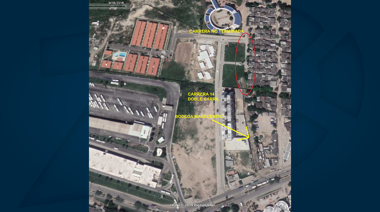 La vía de acceso al Conjunto Residencial.