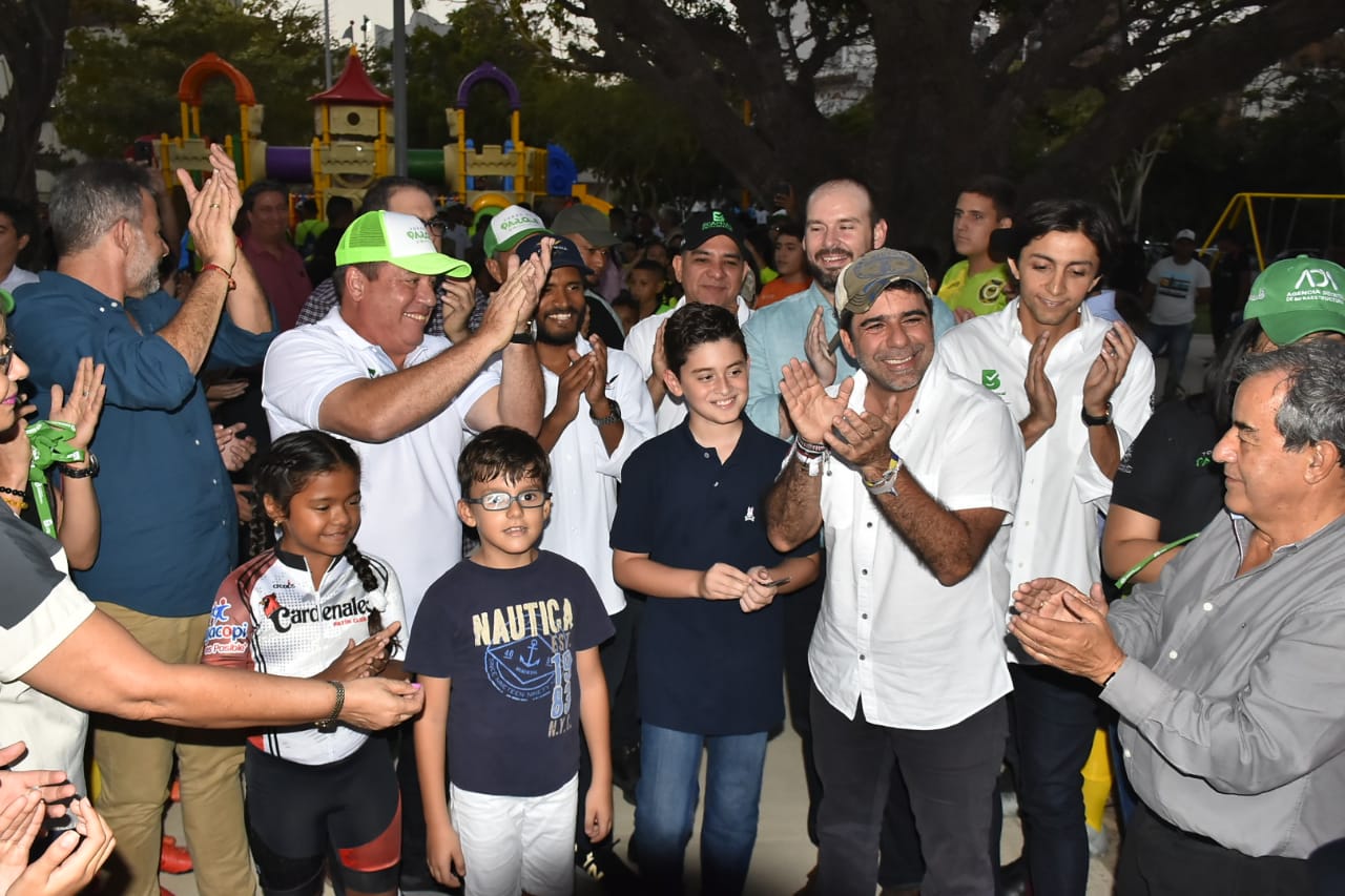 El Alcalde de Barranquilla, Alejandro Char, entregando el parque. 