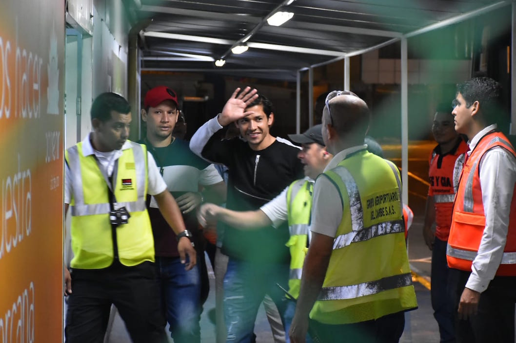 El talentoso jugador chileno en el muelle de abordaje en el 'Ernesto Cortissoz'.