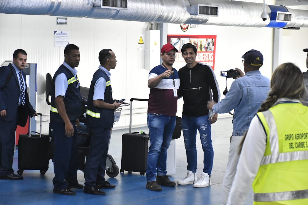 Empleados del awropuerto soledeño aprovechando la selfie.