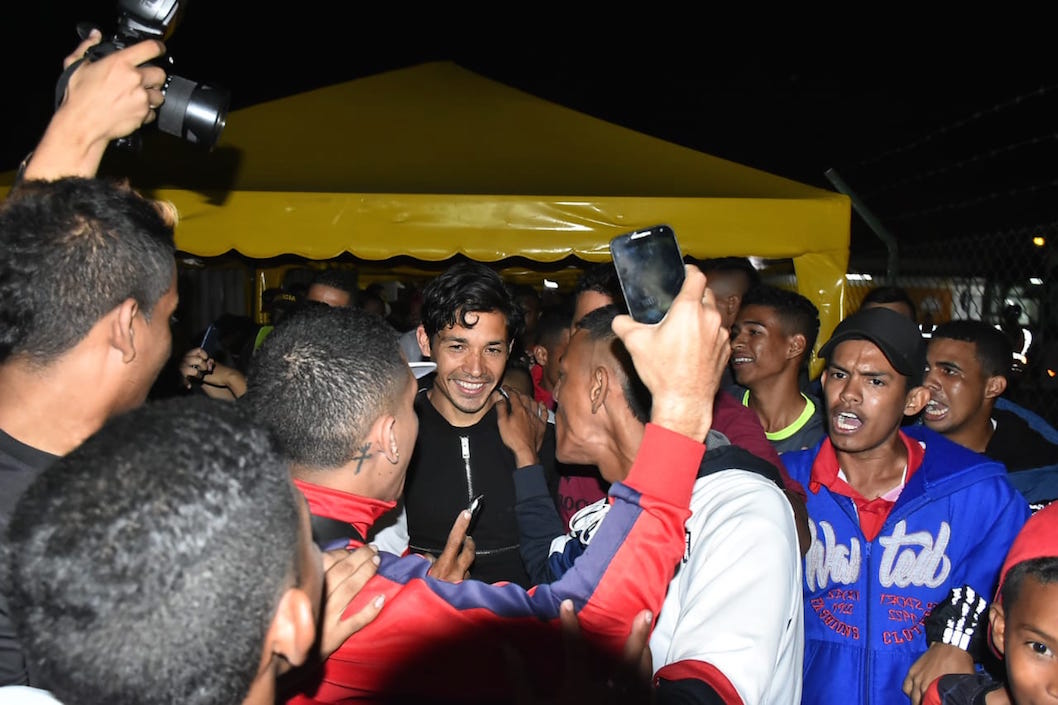 Aficionados recibiendo a 'Matigol'.