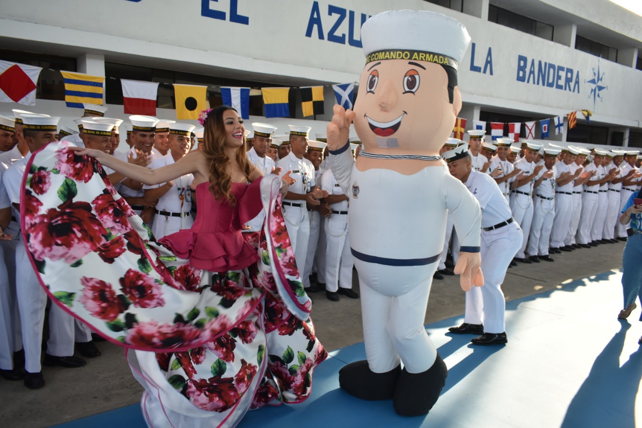  Carolina contagió de alegría y bailó con su séquito de hombres y mujeres de mar.