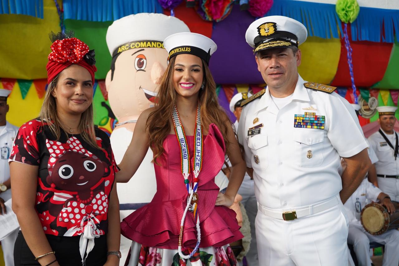 La Reina del Carnaval Carolina Segebre y  Director del Alma Máter, Contralmirante Juan Ricardo Rozo Obregón.
