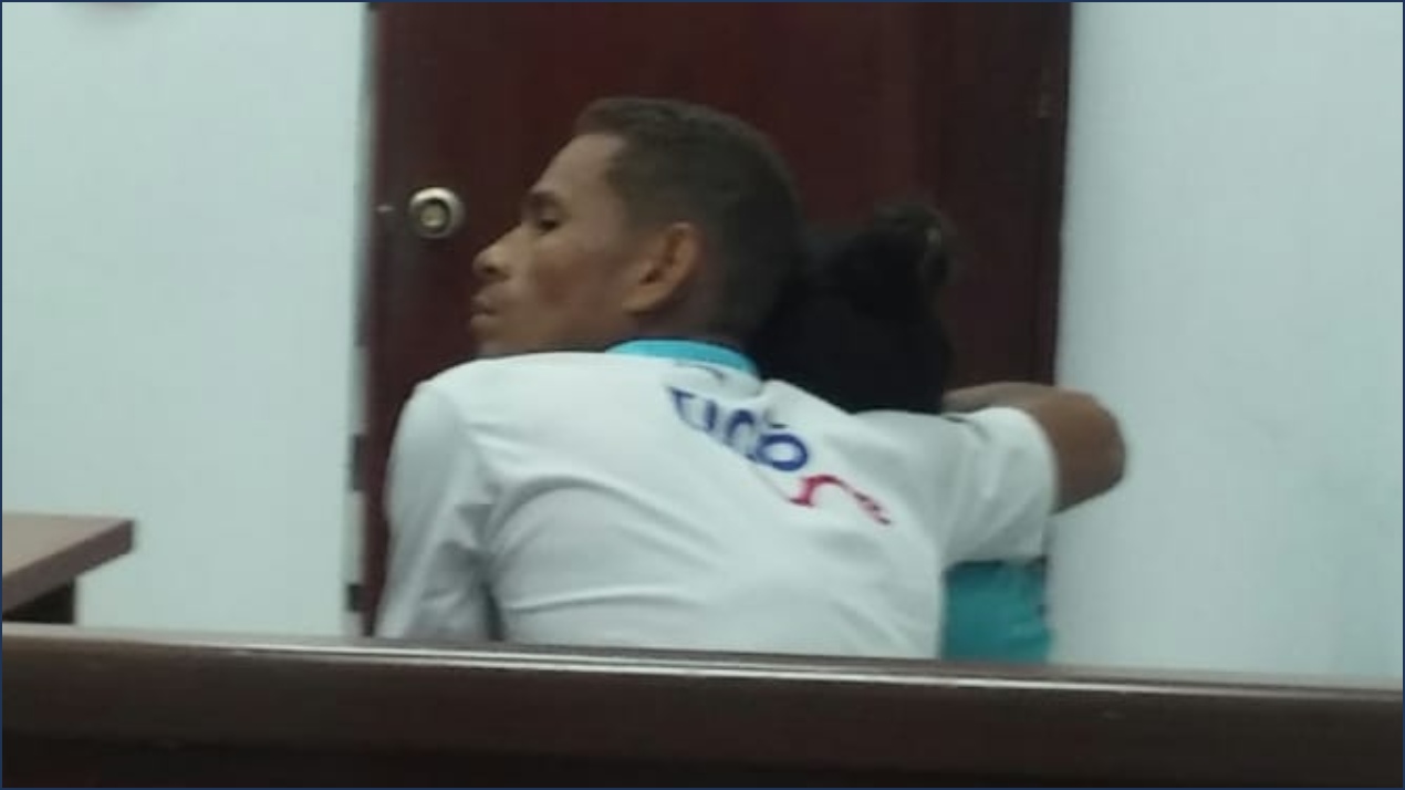 Luis Alberto Castillo Orozco consuela a su pareja Bleidis Yoselin Mesa Salas.