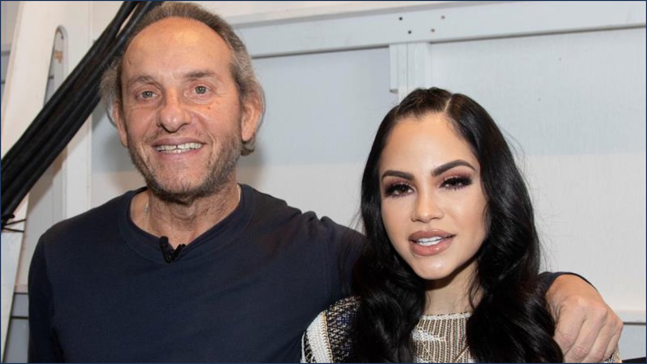 La cantante dominicana Natti Natasha (d) posa junto al diseñador español Custo Barcelona (i) luego de servirle como modelo durante un desfile en el marco de la Semana de la Moda de Nueva York este sábado, en Nueva York (EE.UU.).