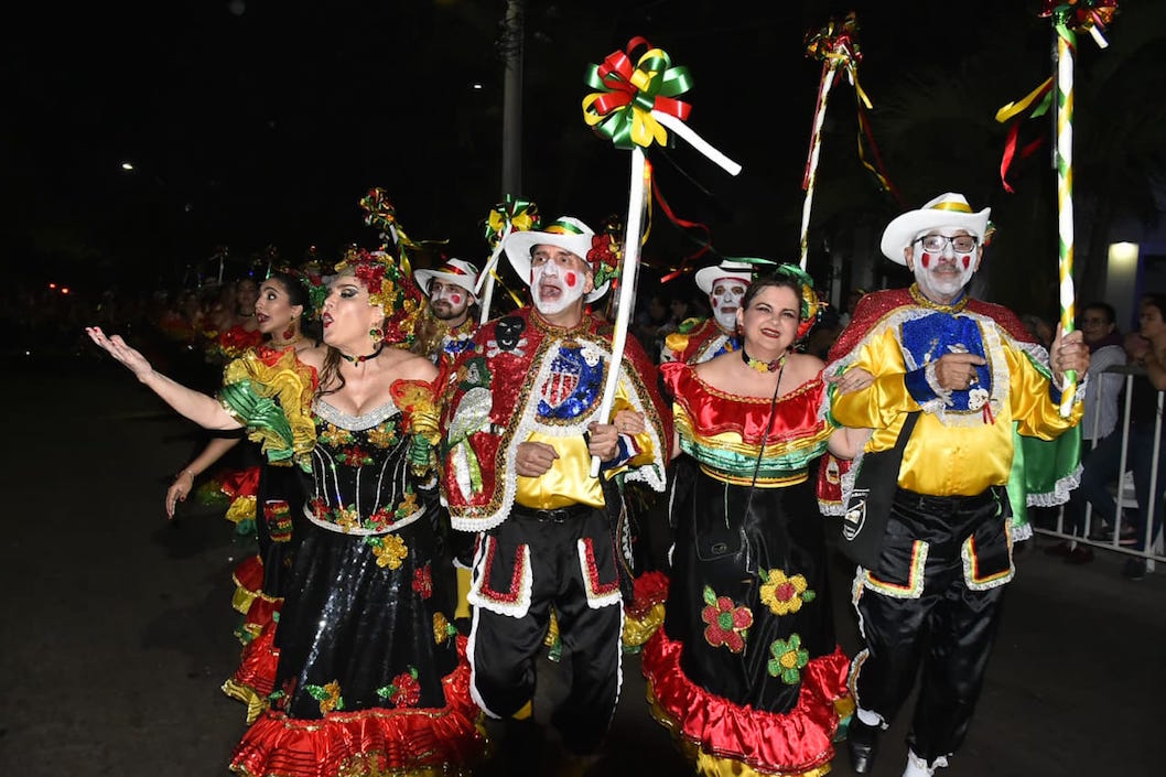 Francisco Ríos con su grupo garabatero.