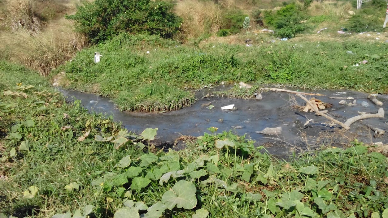 El cauce del arroyo contaminado.