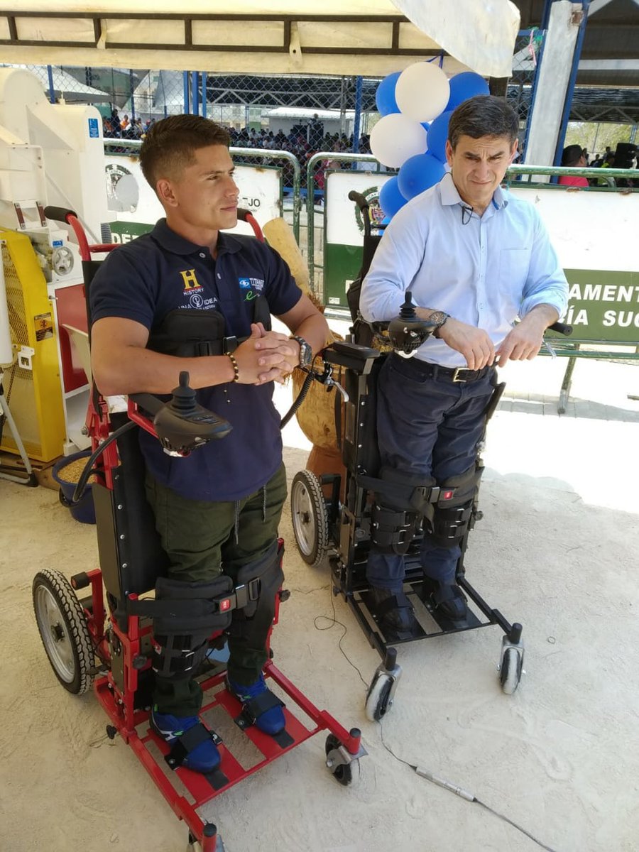 El Alto Consejero para la Discapacidad Jairo Clopatofsky ensayando las sillas.