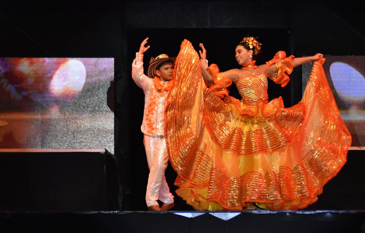 Los Reyes Infantiles, César De La Hoz e Isabella Chacón