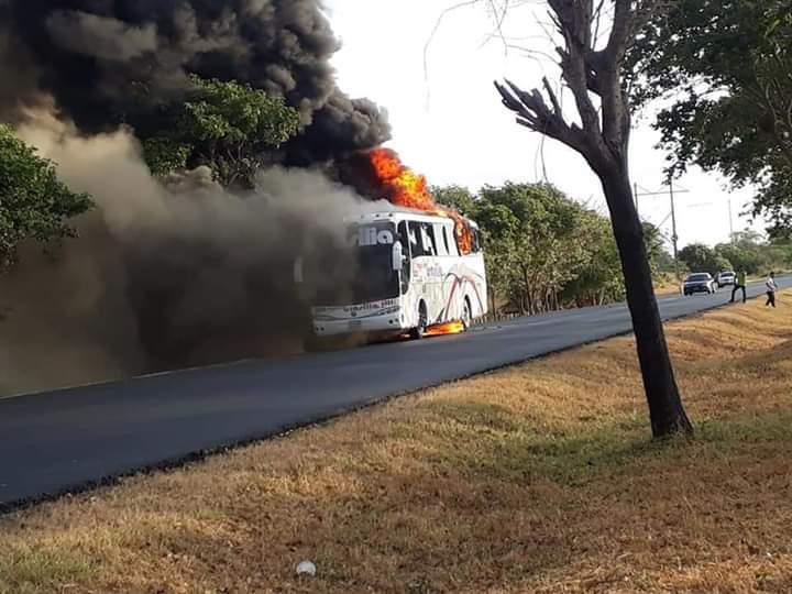 El incendio se produjo en plena carretera.