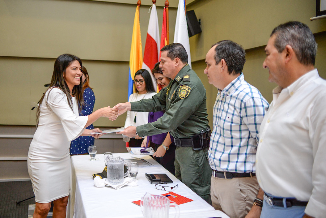 Una de las personas que recibió el grado.