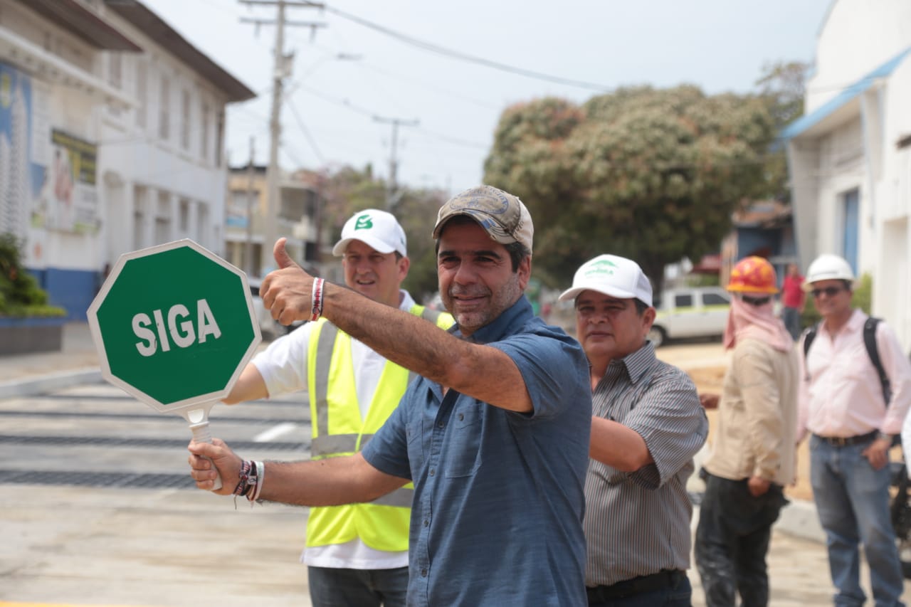 Alcalde da paso a los vehículos en la carrera 45 con calle 65.