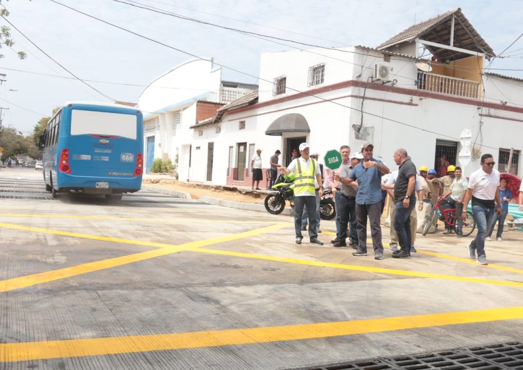 Alcalde en compañía de varios funcionarios en el punto donde hoy se habilitaron dos vías.