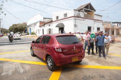 El Alcalde dando paso a los vehículos en el barrio Boston de Barranquilla.