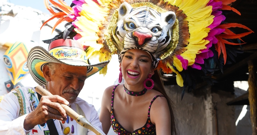 José Llanos director de la Danza Selva Africana con la Reina.