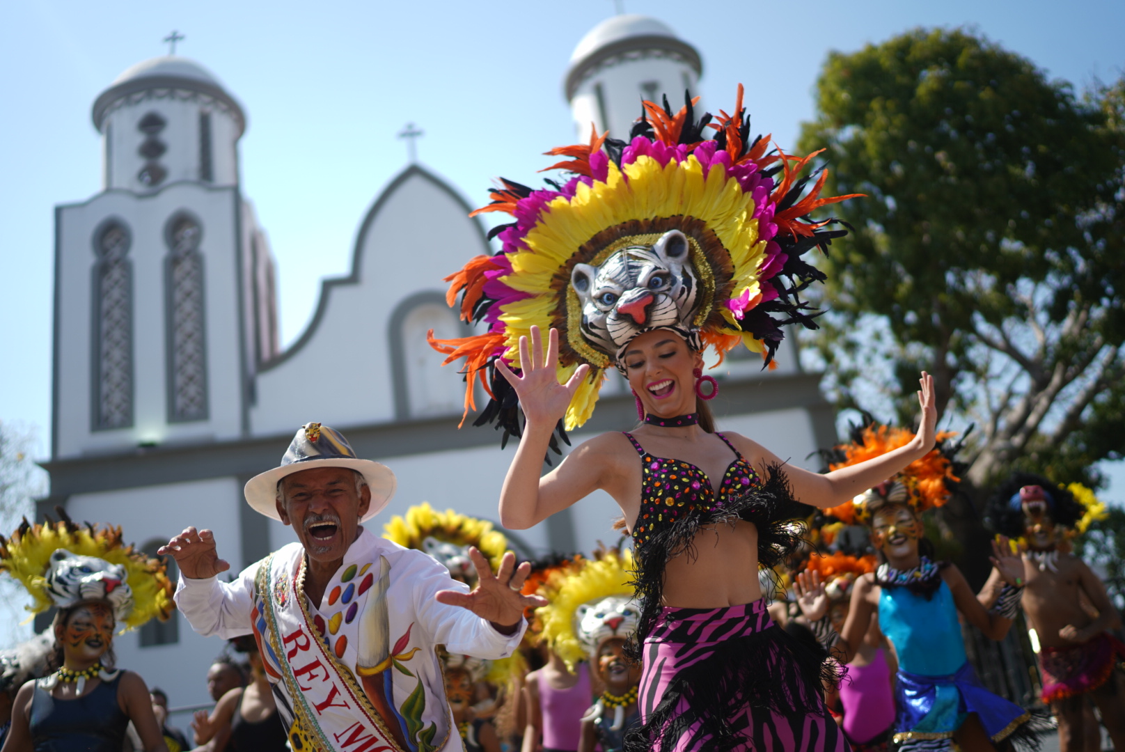 La Reina Carolina junto a los bailarines de Selva Africana.