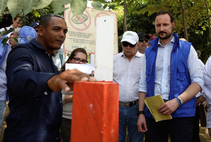 El Príncipe escuchando los detalles del programa.