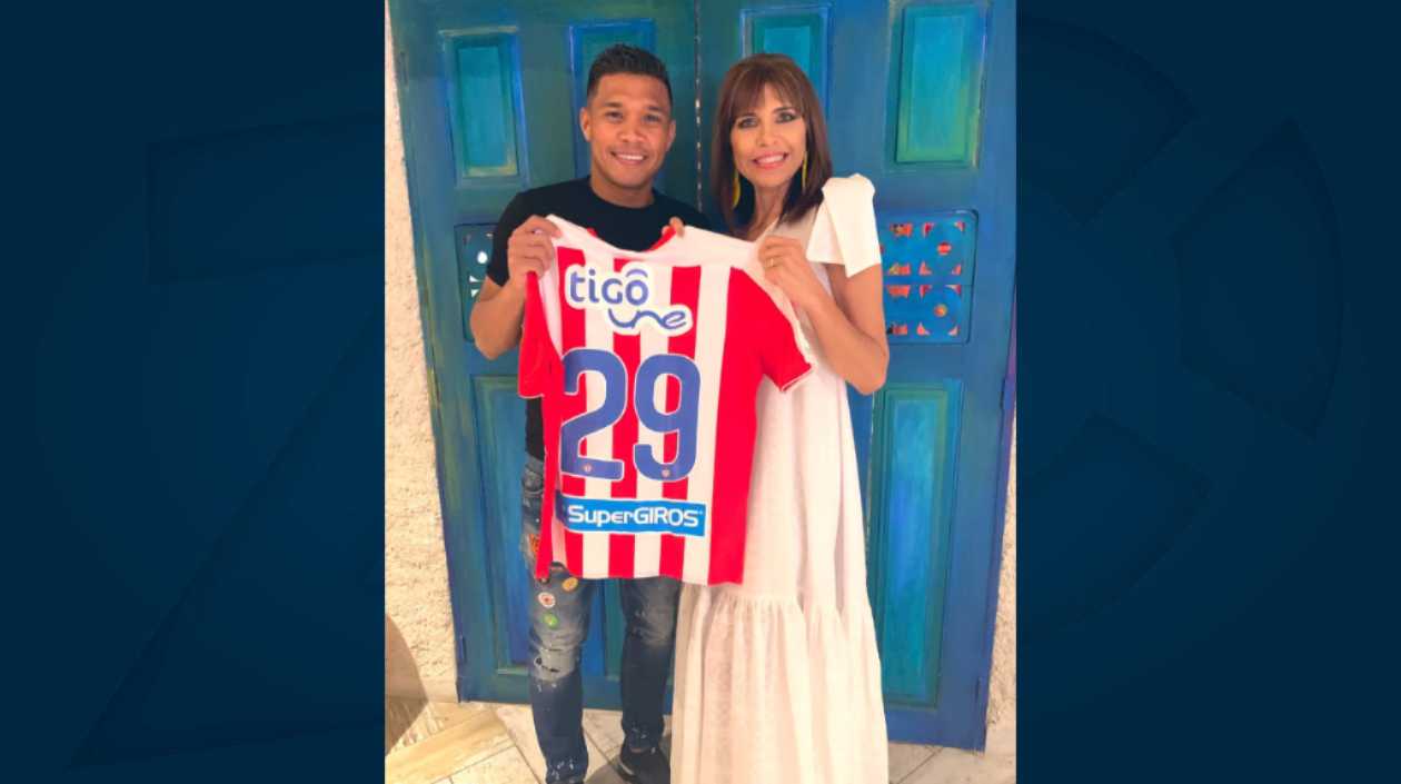 Teófilo y Lorena posando con la camiseta juniorista.