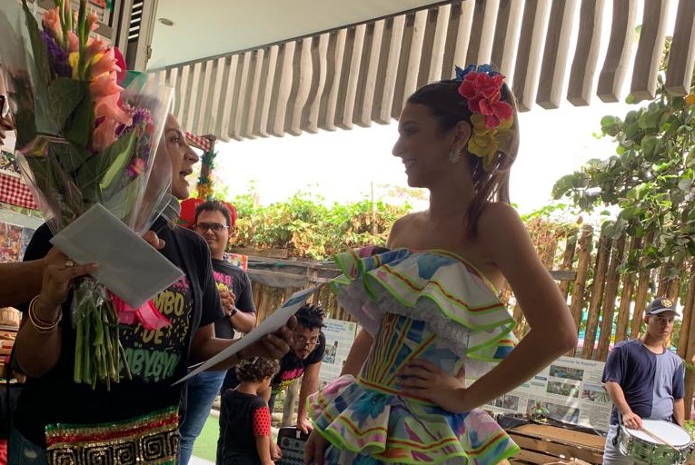 La Reina recibió un ramo de flores por parte de los estudiantes.