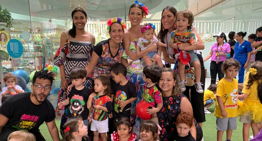 La soberana rodeada de estudiantes.