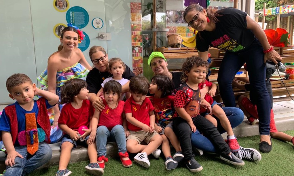La Reina Carolina con los estudiantes.