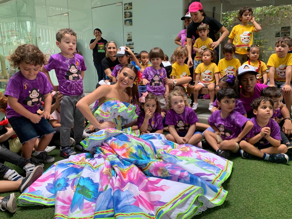 La Reina Carolina compartió con los pequeños alumnos.