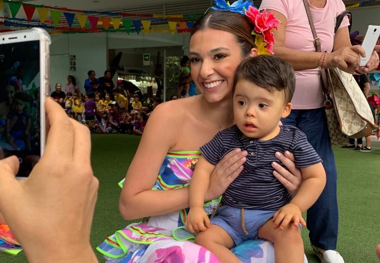 La Reina se tomó fotos con los más pequeños.