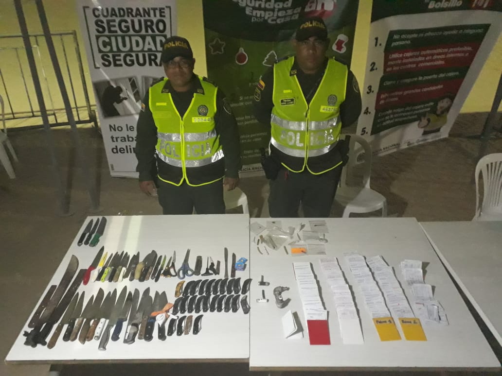 Policía Metropolitana. Armas blancas y tarjetas de cobradiarios incautados en el suroccidente de Barranquilla.