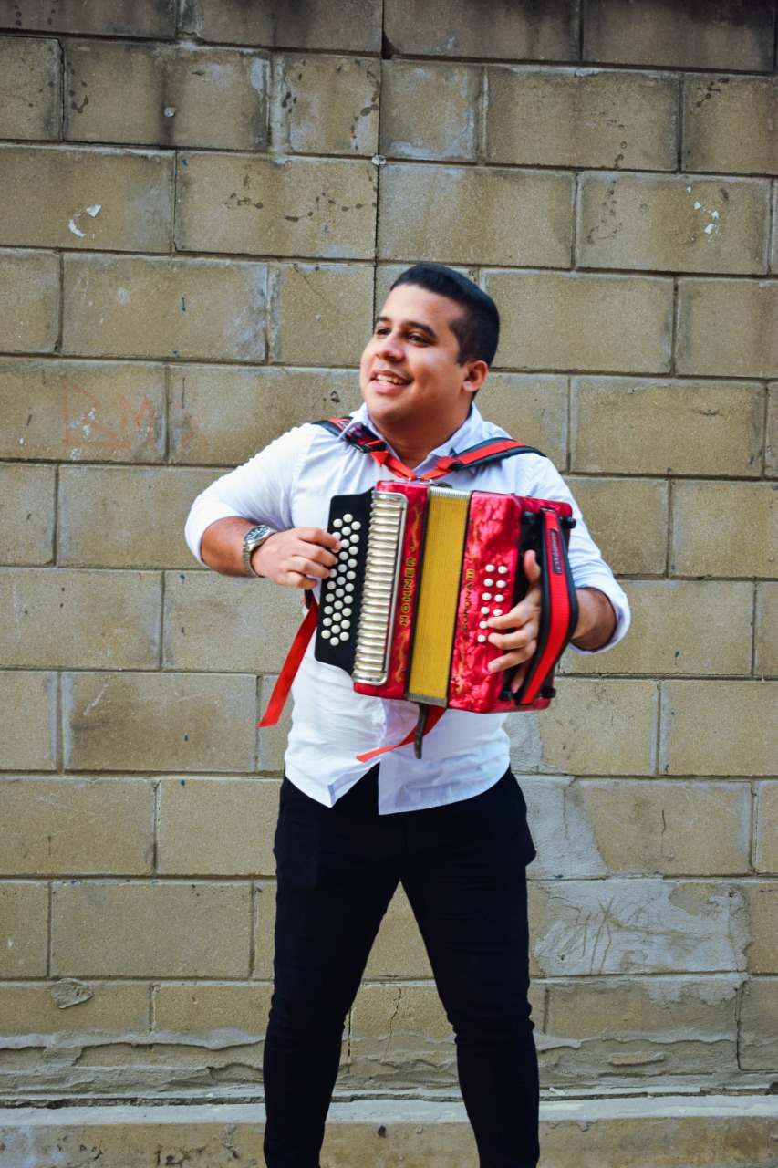 El músico Iván Andrés De Hoyos con el acordeón robada.