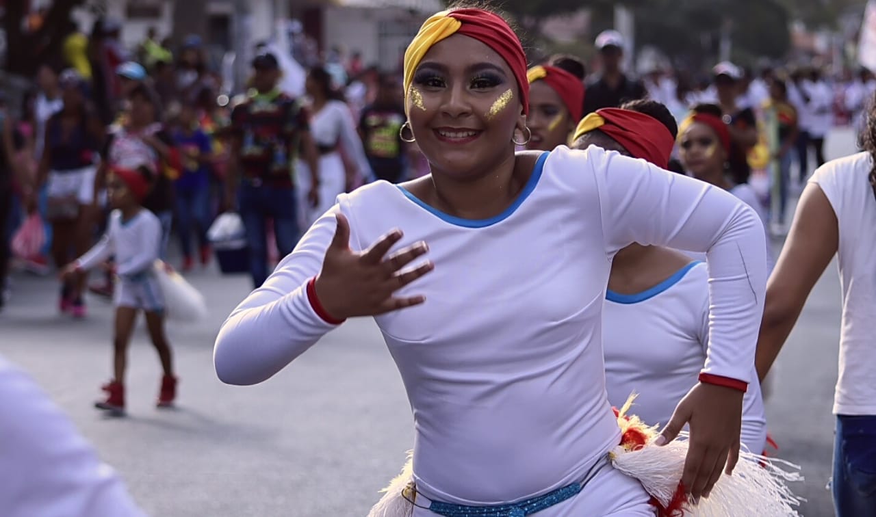 Niños danzaron al compás de los tambores.