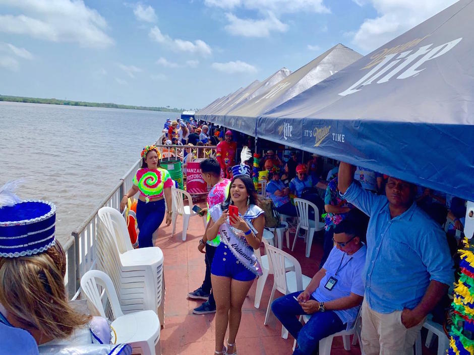 Las reinas populares luciendo de capitanas en la Guacherna Fluvial.