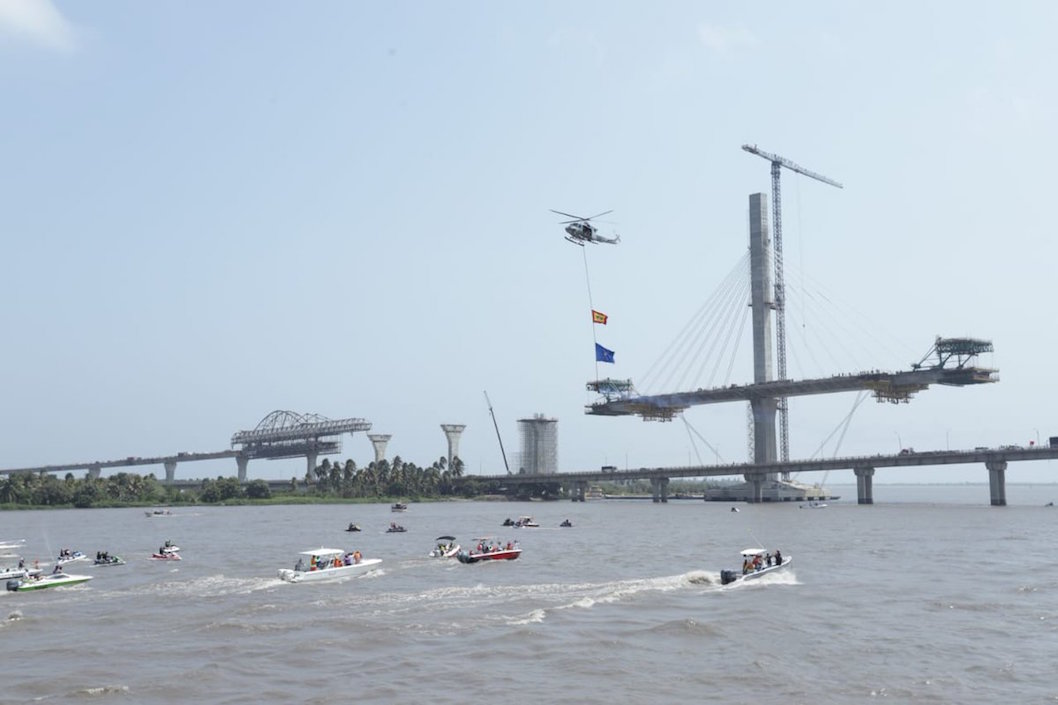 La Guacherna Fluvial llegando al nuevo Puente Pumarejo.