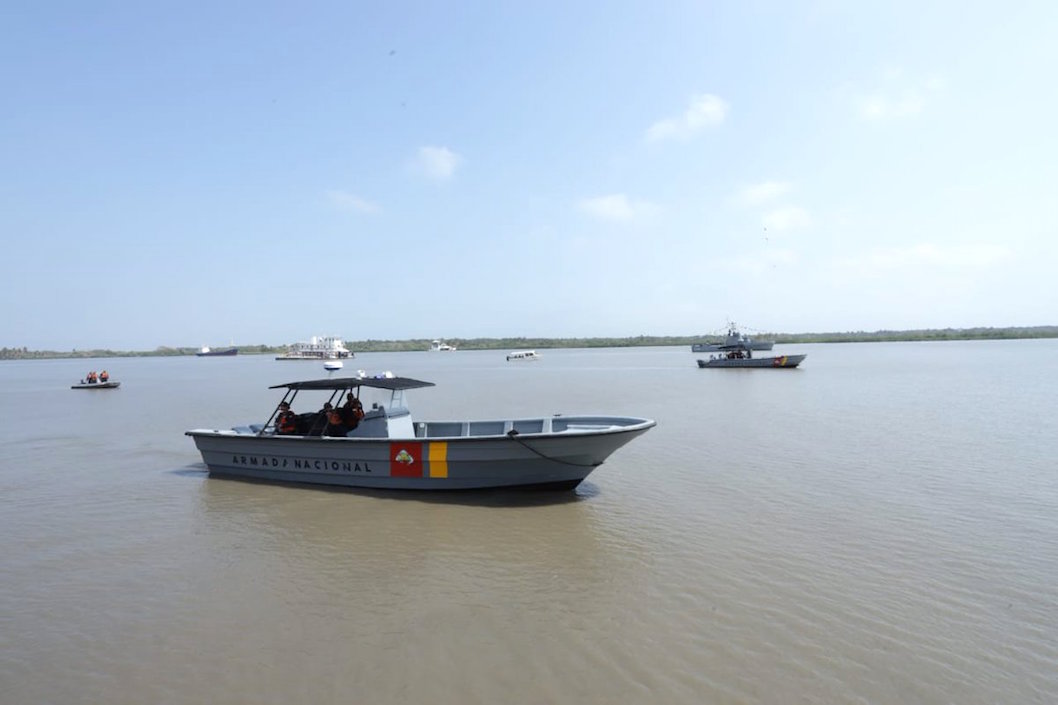 Embarcaciones de la Armada Nacional custodiando el recorrido.