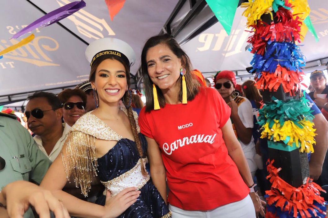 La Reina Carolina con la Ministra de Transporte Ángela María Orozco.