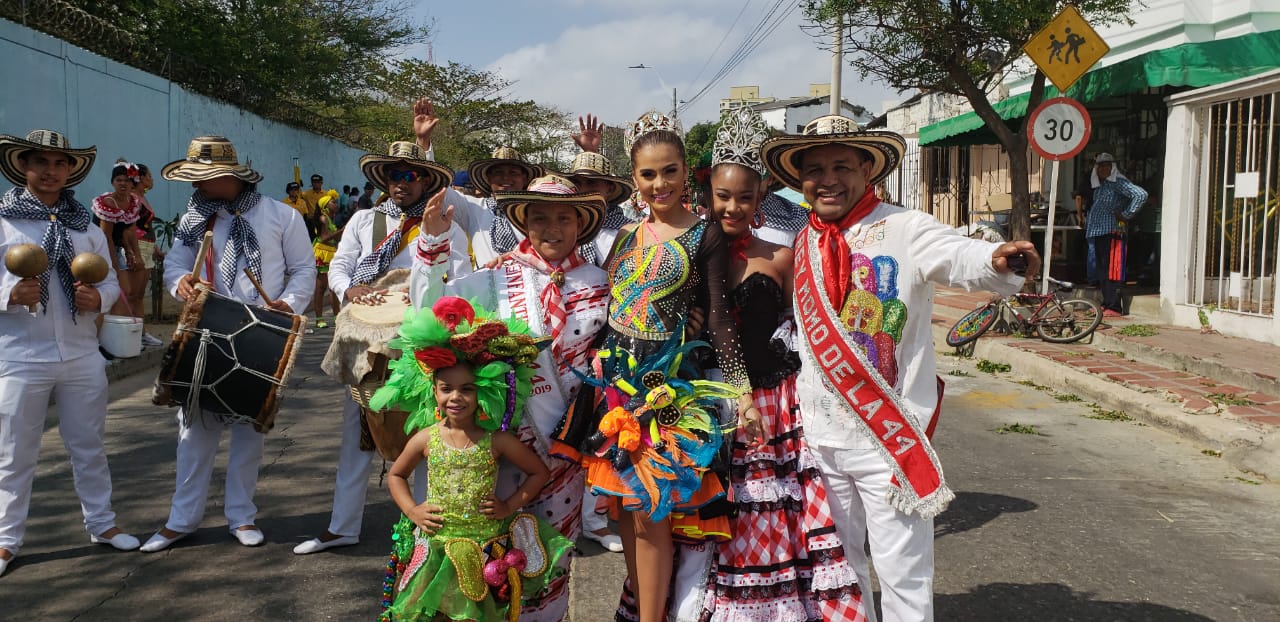 Sharon Sandoval y Ray Molinares, reyes infantiles, junto con Pedro Tapia y  Kelly Restrepo.