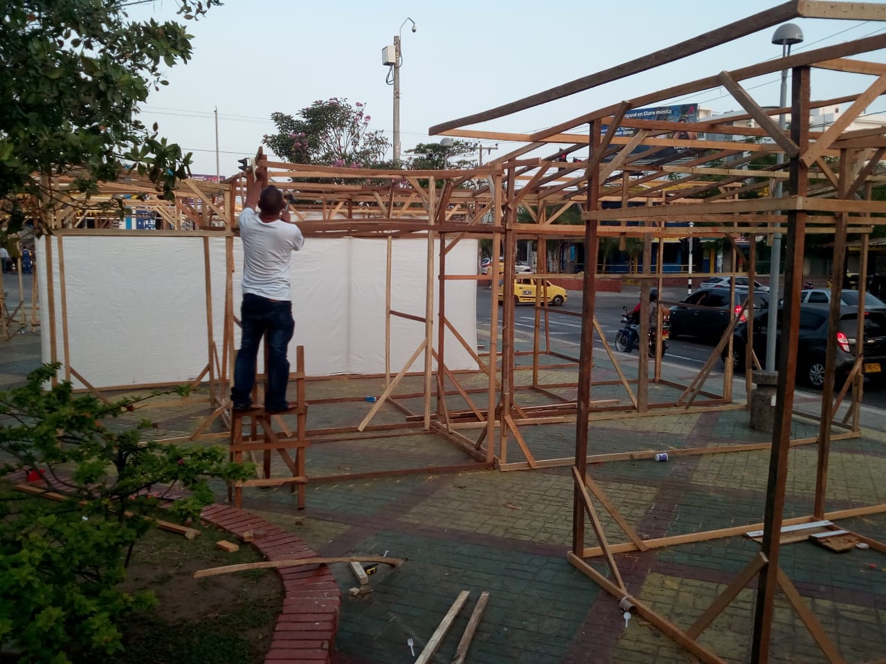 Un operario sigue instalando los puestos de sombreros en la plaza Esthercita Forero.