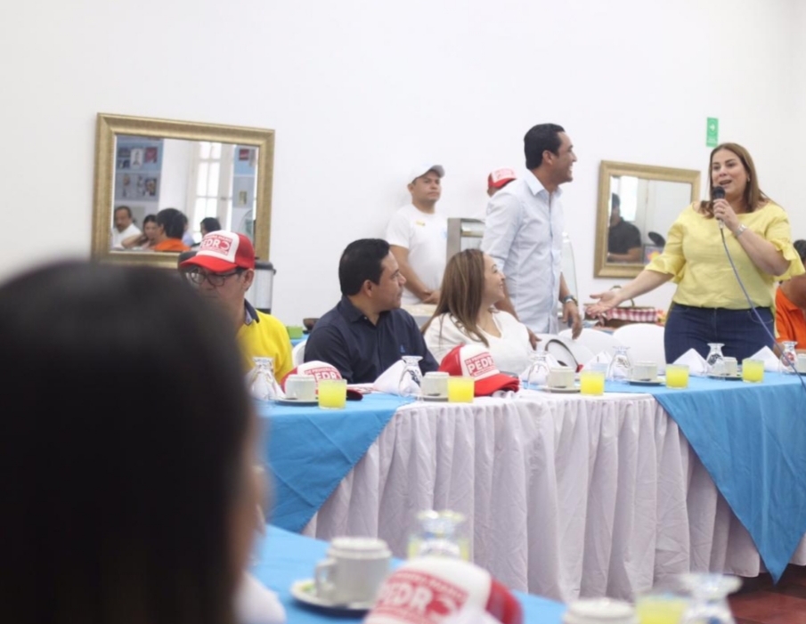 El aspirante Pedro Lemus y la Representante Martha Villalba.