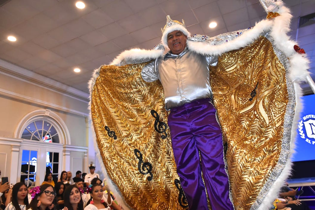 ‘Versos de Carnaval’ vestuario que Freddy Cervantes lucirá en su noche de coronación.