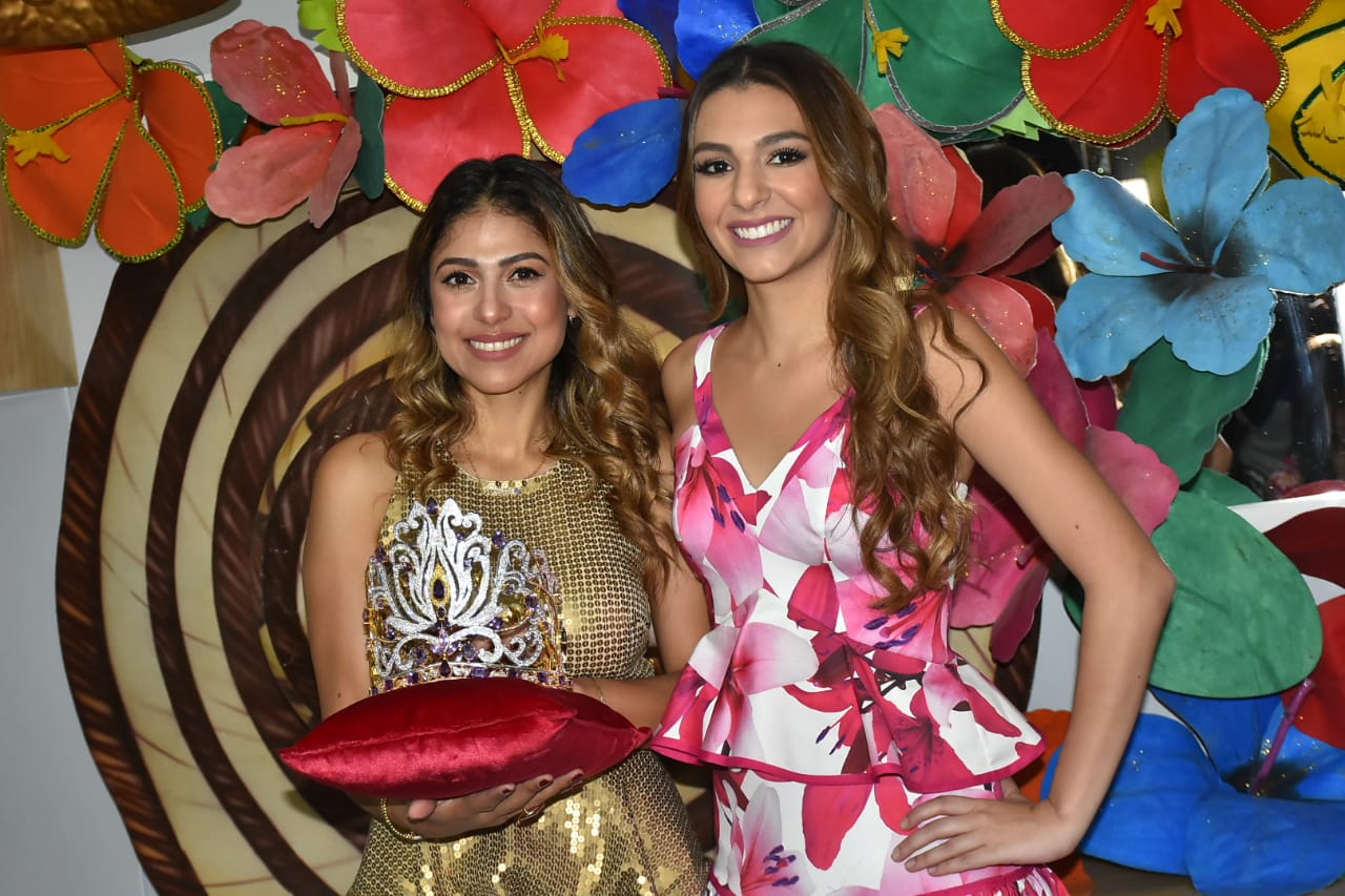 La diseñadora de la corona Carolina Arcieri y la Reina Carolina.