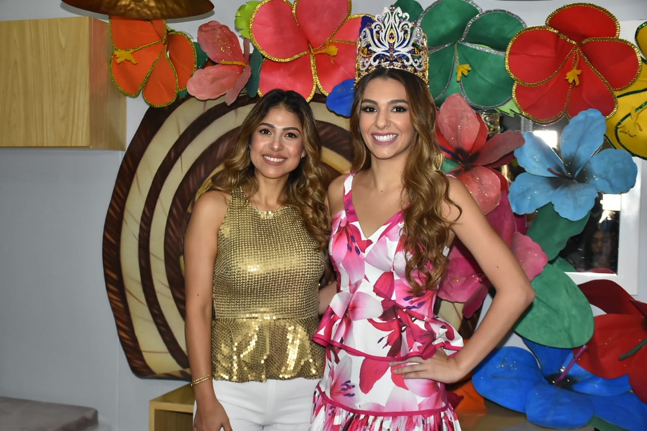 La diseñadora de la corona Carolina Arcieri y la Reina Carolina en la entrega de la corona.