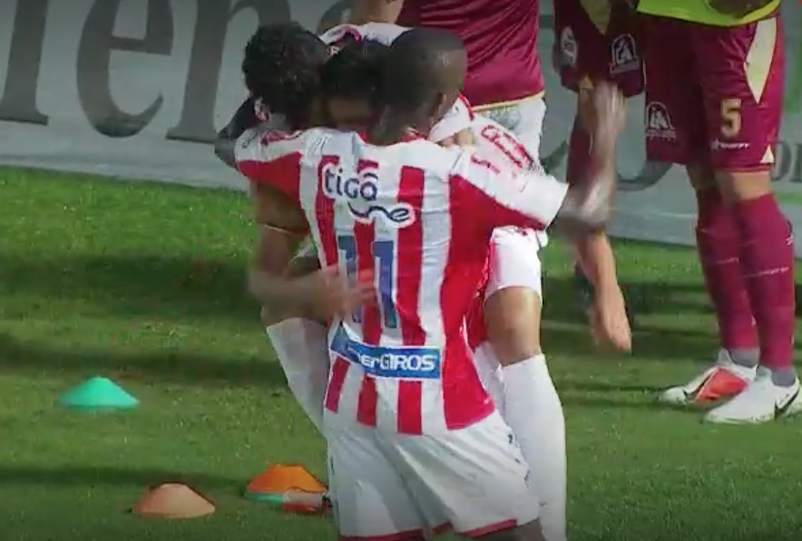 Jugadores del Junior celebrando el gol de Luis Carlos Ruiz.