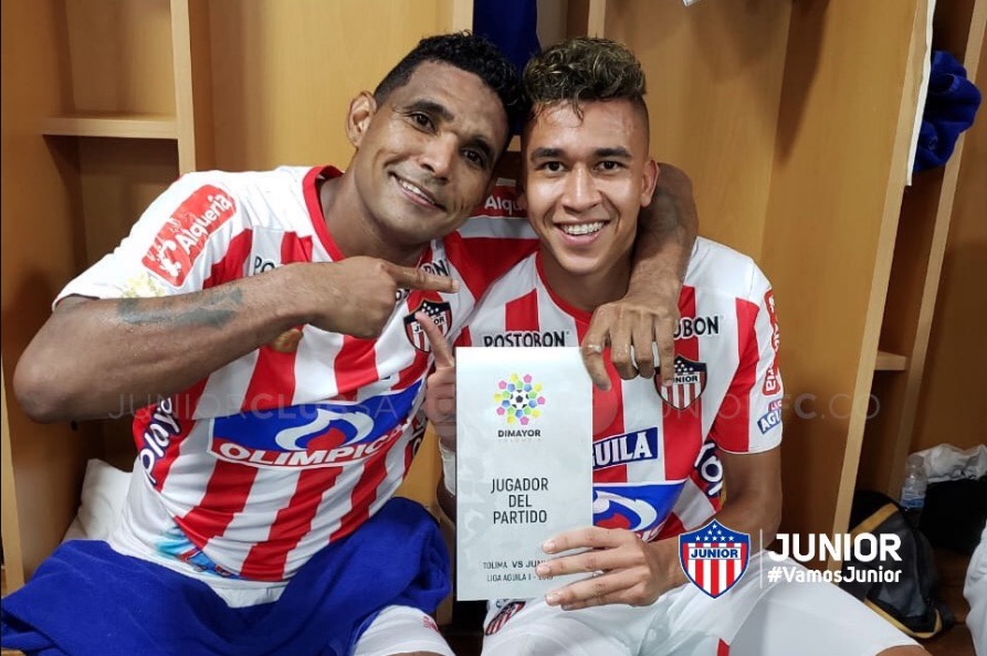 Víctor Cantillo escogido el jugador del partido, en el camerino con Luis Narváez.