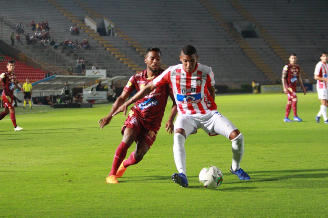 Gabriel Fuentes cortando una ofensiva de los locales.