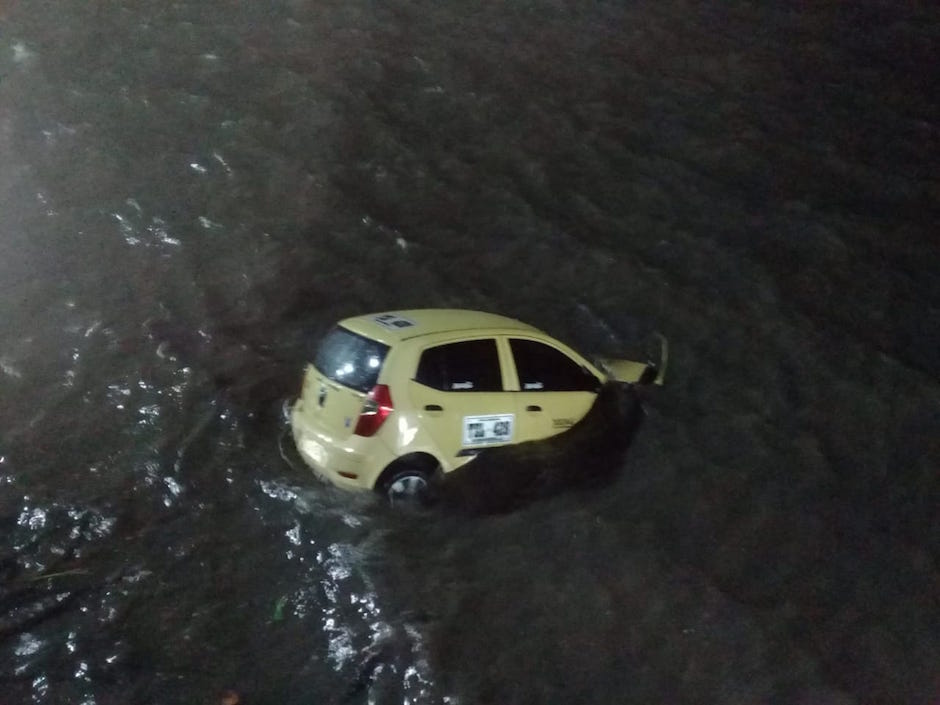 La pareja que se desplazaba en el taxi logró ser rescatada-