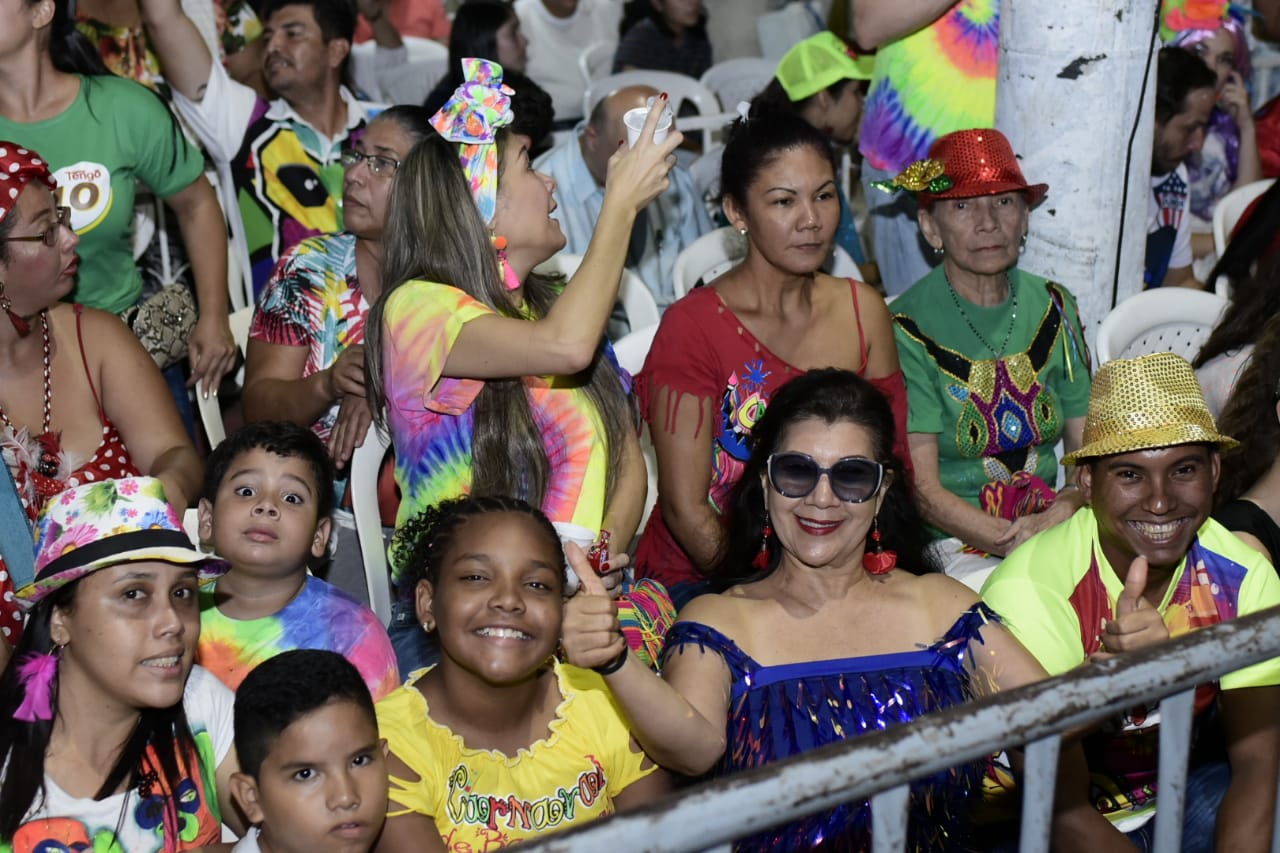 La gente buscó cualquier sitio para ver la Guacherna. 