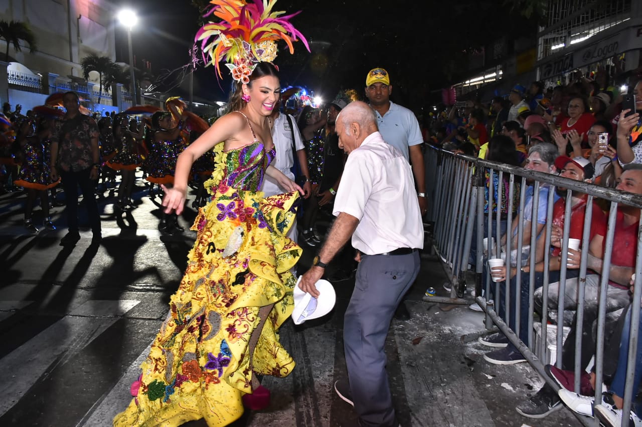 Carolina Segebre bailó con todos en La Guacherna.