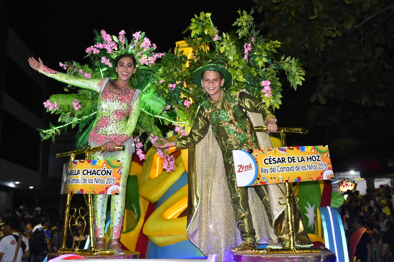 La reina infantil Isabela Chacón y el rey César Mendoza.