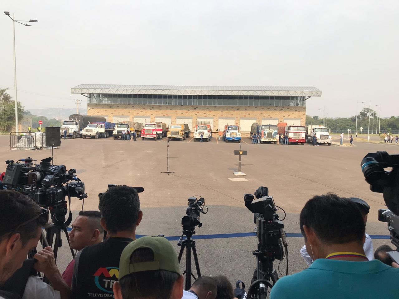 Camiones con ayuda humanitaria en Cúcuta.